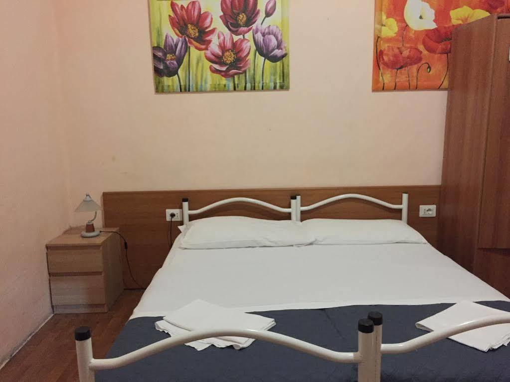 Volturno House Hostel Рим Екстериор снимка